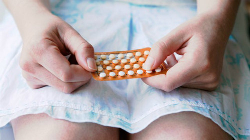Chính vì vậy, khi bạn bỏ thuốc sẽ dẫn đến sự thay đổi hormone. Nếu bạn quên uống thuốc thường xuyên và có quan hệ tình dục mà không kèm thêm biện pháp tránh thai khác như sử dụng bao cao su thì hệ quả khôn lường. Bởi khi đó, thuốc tránh thai không thể phát huy tác dụng bảo vệ an toàn cho bạn.