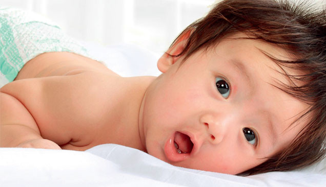 Có thể lau mát hạ sốt cho bé bằng nước ấm, tránh dùng nước quá lạnh hay nước quá nóng. Mẹ nên tăng cường các cữ bú cho bé trong ngày. Nếu bé không bú được, mẹ cần vắt sữa và cho bé ăn bằng thìa.
