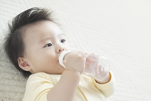 Với bé lớn hơn, khuyến khích bé uống thêm nước lọc (hoặc có thể pha sữa bình cho bé loãng hơn bình thường). Trường hợp bé không uống được nước, dùng tăm bông sạch chấm nước vào môi, miệng bé để bé không bị khô môi và cũng tránh được tình trạng mất nước.