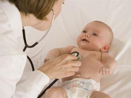 Tuyệt đối không dùng đá lạnh chườm hạ sốt cho bé. Bởi vì, đá lạnh vừa khiến bé khó chịu lại vừa khiến tình trạng sốt ở bé tồi tệ hơn do các mạch máu bị co lại. Đá lạnh cũng khiến bé dễ bị viêm phổi.