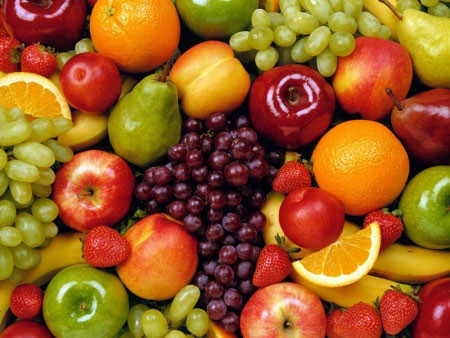 Ăn hoa quả thay rau xanh. Trong rau xanh có chứa hàm lượng muối vô cơ và vitamin rất lớn mà không thể thay thế bằng bất cứ loại thực phẩm nào. Một số loại như cà rốt, bắp cải... có hàm lượng vitamin cao gấp 10 lần so với 1 số loại trái cây như táo, lê, đào... còn hàm lượng vitamin trong ớt ngọt, súp lơ thì cao hơn tới 2 làn so với quýt và dâu tây. Vậy nên bạn phải cung cấp đầy đủ rau xanh cho cơ thể, có thể ăn nhiều trái cây để bổ sung dưỡng chất nhưng không nên thay thế chúng cho rau xanh.