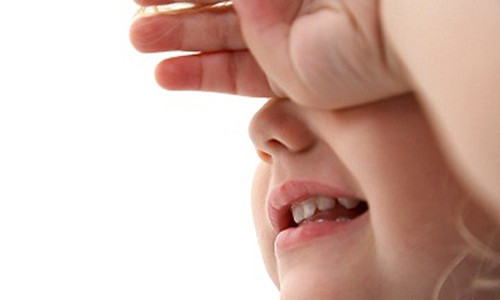 Đôi khi bệnh này còn tấn công làm ảnh hưởng đến đường tiết niệu gây tiểu rắt, buốt. Khác với đau mắt đỏ thông thường, bệnh này thường lây nhiễm chủ yếu qua đường hô hấp như ho, hắt hơi vì vậy người bệnh cũng cần phải đeo khẩu trang tránh lây nhiễm cho người khác.