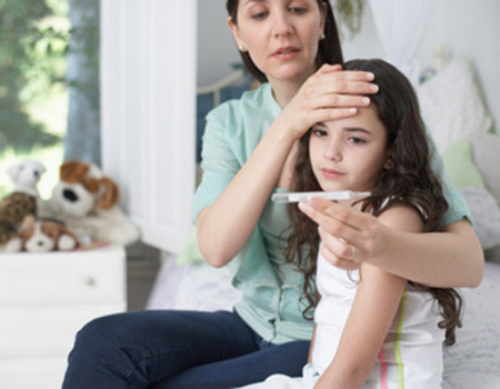 Đối với bệnh này, người bị bệnh có thể thấy xuất hiện một số triệu chứng như toàn thân sốt nhẹ, viêm mũi - họng, nổi hạch trước tai. Thông thường khi bị viêm kết mạc -họng -hạch thì vi rút có thể tấn công cùng lúc ở cả mắt, họng và làm nổi hạch.