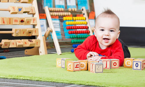 Ngoài ra, bạn phải đặc biệt cân nhắc cẩn thận khi quyết định có mua những món đồ chơi có mùi thơm cho con hay không? Những thứ như đất sét chẳng hạn. Xác định xem bé đã đủ hiểu biết để không bị những thứ thơm tho hấp dẫn này “quyến rũ” cho vào miệng. Cũng nên xem xét thành phần của những món đồ chơi này, xem chúng có phải được là từ những thành phần an toàn với trẻ em hay không.