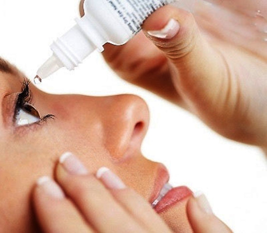 Coi thường việc phòng bệnh. Tránh không đến nơi có nhiều bệnh nhân mắt trong mùa dịch như bệnh viện, siêu thị, các trung tâm vui chơi giải trí... Rửa tay bằng xà phòng tiệt trùng nhiều lần trong ngày, rỏ nước muối vệ sinh mắt... là cách bảo vệ chúng ta khỏi những phiền toái do viêm kết mạc dịch.