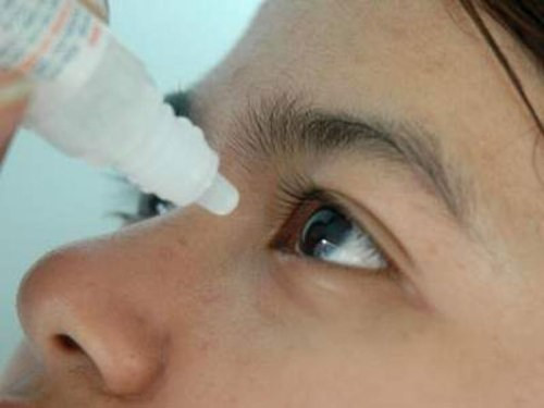 Dễ dàng mua thuốc trị đau mắt đỏ tại nhà. Người bệnh khi có dấu hiệu đỏ mắt, nhức mắt, nhìn mờ…khi ra hiệu thuốc dẽ dàng mua được các loại thuốc có thành phần chống viêm có tác dụng nhanh chóng khi nhỏ nhưng những loại thuốc này gây hại lâu dài cho mắt.