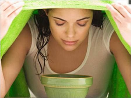 Chữa trị bằng kinh nghiệm dân gian. Trong dân gian thường truyền tai nhau về việc đắp hoặc xông lá trầu không, lá dâu… để trị đau mắt đỏ. Thực tế, cách điều trị này rất nguy hiểm. Bởi nếu chúng ta đắp hoặc xông các loại lá này có thể sẽ gây ra bị bỏng giác mạc, loét giác mạc... Vì trong lá dâu, lá trầu không có tinh dầu nóng dễ gây nhiễm khuẩn cho mắt và gây bỏng mắt do sức nóng, khi vừa xông xong người bệnh sẽ có cảm giác dễ chịu, đỡ cộm nên dễ lầm tưởng có tác dụng chữa bệnh.