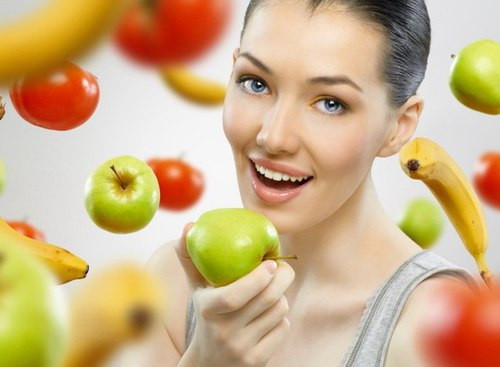 Táo. Táo là loại loại trái cây rất phổ biến. Trong táo giàu chất xơ và các vitamin… bạn có thể lấp đầy dạ dày trống rỗng bằng những quả táo trước bữa ăn. Nếu bạn chuẩn bị bắt đầu một bữa ăn thịnh soạn thì hãy chọn cho mình một quả táo trước khi ăn, táo sẽ giúp bạn hấp thụ tốt protein và hạn chế chất sự hấp thụ chất béo.