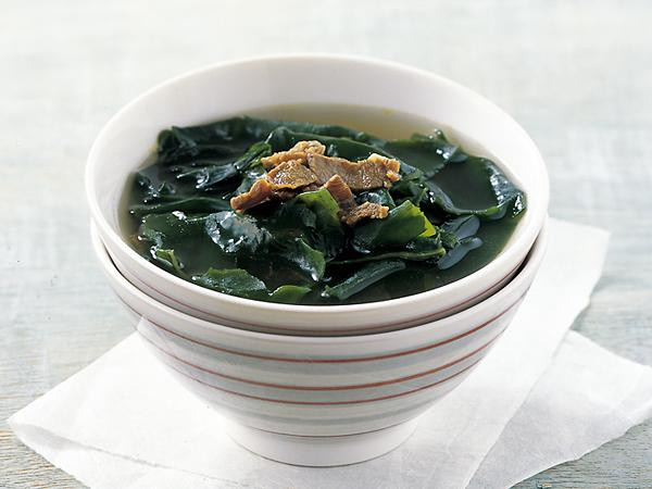 Rong biển. Mùa thu là khoảng thời gian để bạn thưởng thức canh rong biển, món ăn vừa ngon miệng, đẹp da mà vẫn giữ được vòng eo khiêm tốn. Rong biển giàu vitami A, vitamin nhóm B và có hàm lượng chất xơ cao ngăn chặn cảm giác đói. Đồng thời, những khoáng chất có trong rong biển còn giúp thanh lọc cơ thể, đào thải cặn bã, những chất dư thừa tích tụ lâu ngày.