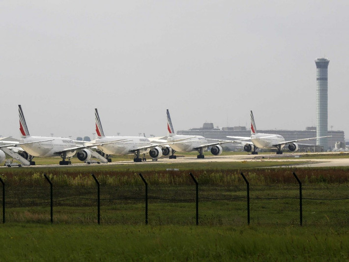 Máy bay của Air France đậu trên đường băng tại sân bay quốc tế Charles de Gaulle.