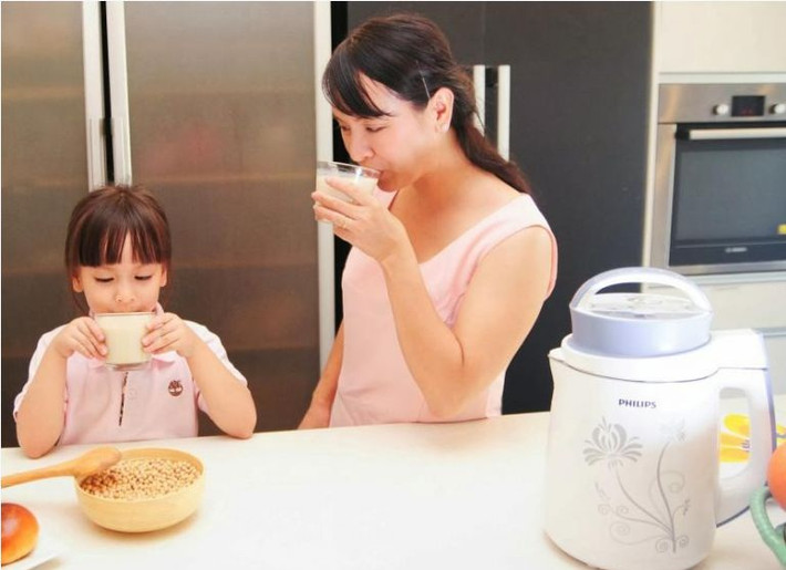 Trước bữa ăn chính 2 giờ thì không nên cho trẻ uống sữa tươi cũng như các thức ăn lặt vặt khác vì có thể làm bé no và biếng ăn khi vào bữa. Hơn nữa, uống sữa khi đói sẽ làm dạ dày co bóp mạnh, đào thải nhanh can-xi xuống ruột và bài tiết ra bên ngoài vì sẽ làm dạ dày co bóp mạnh. Dịch vị dạ dày tiết ra sẽ đào thải nhanh can-xi xuống ruột và bài tiết ra bên ngoài. Chỉ nên cho trẻ uống sau bữa ăn từ 1-2 giờ.