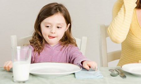 Hiện tượng này có cả ở người lớn lẫn trẻ em, nhưng đặc biệt rõ nét ở trẻ em thanh thiếu niên. Bởi vì ở độ tuổi các em, khả năng thanh lọc chất cặn bã trong cơ thể rất tốt cho xương và cơ bắp, ngũ tạng đều phát triển mạnh. Vì vậy, các em thanh thiếu niên nên uống sữa vào thời điểm khoảng 2 giờ trước khi đi ngủ. Như vậy mới tận dụng được hết chất dinh dưỡng của sữa và tác động tốt đến sự phát triển chiều cao cơ thể.