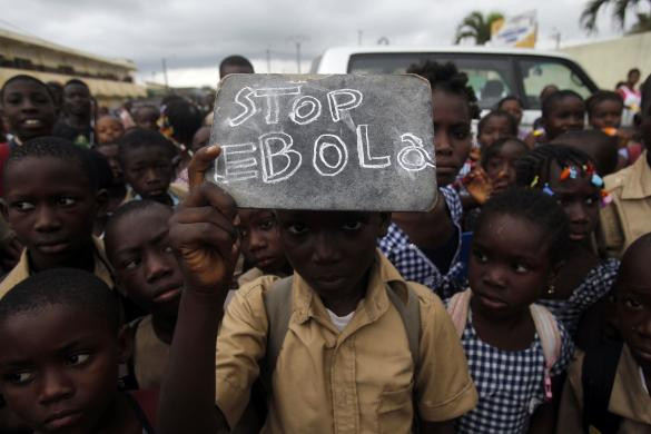 Một học sinh tiểu học giữ khẩu hiệu chống Ebola .