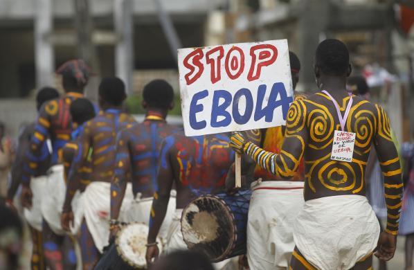 Cuộc tuần hành chống Ebola của những nghệ sĩ kéo dài từ trường học đến các đường phố.