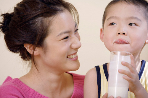 Trẻ khó hấp thu vì uống sữa quá đặc. Nhiều người mẹ nghĩ rằng uống sữa càng đặc, con mình sẽ càng hấp thụ nhiều dinh dưỡng nên tăng giảm liều lượng tùy thích. Những trên thực tế độ đậm đặc của sữa phụ thuộc vào độ tuổi của trẻ. Trẻ sơ sinh nếu dùng sữa quá đặc, lâu ngày sẽ dẫn dến các bệnh đau dạ dày, kiết lị, ăn không ngon…nguyên nhân là do sữa càng đặc thì độ dinh dưỡng càng cao trong khi cơ quan nội tạng của trẻ rất yếu, chưa thể hấp thụ một lượng thức ăn quá lớn cùng lúc.
