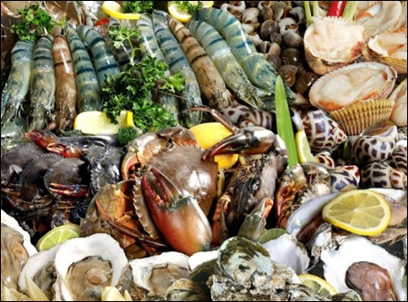 Thực phẩm có chất tanh: Theo quan niệm dân gian cho rằng, đồ ăn tanh như cá, mực, tôm, cua.... có thể tác động xấu vào tình trạng của viêm kết mạc, làm cho tình trạng đau mắt đỏ ngày càng nghiêm trọng và nặng nề hơn. Do đó, người bệnh đau mắt đỏ cần kiêng ăn đồ ăn tanh trong thời gian mắc bệnh.