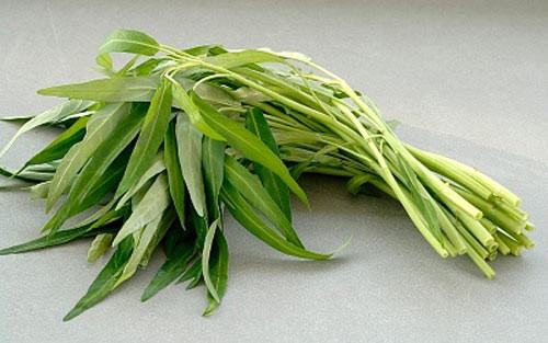Rau muống có thể khiến mắt trở nên khó chịu, không cần kiêng hoàn toàn nhưng có thể hạn chế.