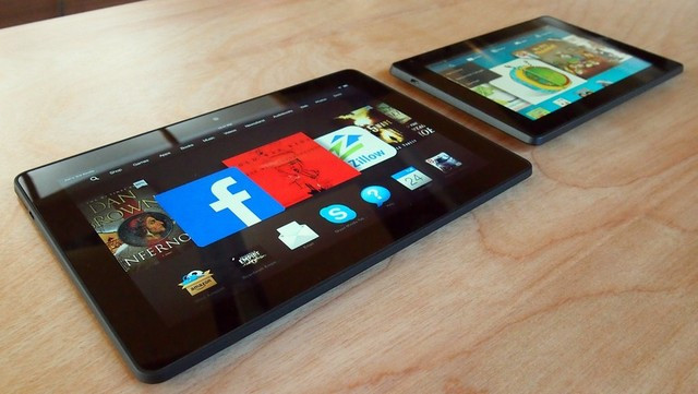 Trong làng tablet cỡ lớn mỏng và nhẹ, không thể thiếu đại diện đến từ hãng bán lẻ trực tuyến Amazon: Kindle Fire HDX 8.9”. Bề dày 7,8mm và cân nặng chỉ 371g thực sự là những thông số ấn tượng và đáng mơ ước dành cho người dùng thích sở hữu máy tính bảng có tính di động cao. Thêm vào đó, việc chiếc tablet này sở hữu mức giá khá hời dù cho có cấu hình mạnh mẽ là một nước cờ kinh doanh chiến lược đầy tham vọng của Amazon.