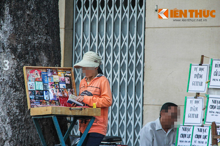 Thấy chúng tôi chạy xe chậm và đưa mắt tìm kiếm, người phụ nữ này vội mời chào : "Mua thuốc đi em, nam nữ gì cũng có hết. Hàng của chị ok lắm, em lấy vài hộp về xài thử xem nhé..."