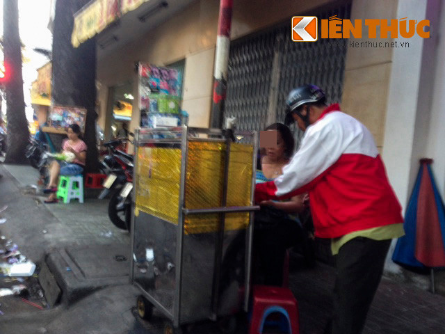 Ngoài những loại thuốc kích dục, tại khu vực này còn bày bán công khai những dụng cụ kích dục giành cho cả nam và nữ. Trong ảnh là một người phụ nữ đang bán 1 bộ dụng cụ kích dục nữ cho một người đàn ông.