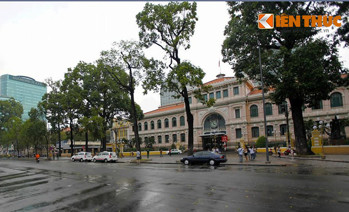 Bưu điện trung tâm TP HCM tọa lạc tại số 2 Công trường Công xã Paris, nằm cạnh nhà thờ Đức Bà và là một trong những công trình kiến trúc tiêu biểu ở đây. Tòa nhà được xây dựng trong khoảng thời gian 1886 - 1891.