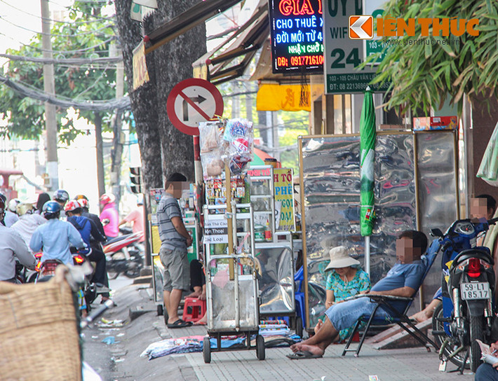 Dạo một vòng trên đường Châu Văn Liêm (quận 5, TP HCM), chỉ một đoạn đường khoảng 400 mét nhưng có đến hơn 10 tủ hàng di động có bày bán những hộp thuốc kích dục.
