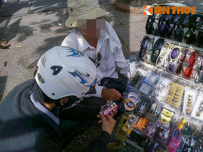 Trên đường Châu Văn Liêm, người ta hông chỉ bày các quầy hàng di động để bán thuốc kích dục mà còn có cả một "đội quân" bán hàng rong liên tục mời chào người đi đường mua "thần dược sung sướng".