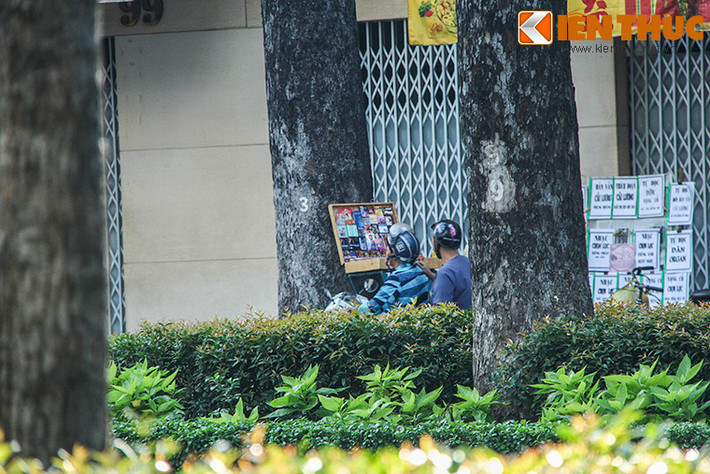 Thấy chúng tôi có vẻ lưỡng lự, người phụ nữ này tiếp lời : "Nếu em bị bạn gái từ chối "chuyện ấy" hoặc em muốn các cô gái mới quen chiều chuộng em thì chỉ cần nửa hộp thuốc nhỏ này là các em sẵn sàng "xin chết" ngay. Nếu không đúng như quảng cáo em mang thuốc đến đây chị trả lại tiền”.
