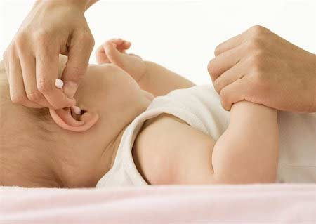 Chọc bé cười lúc bé đang ăn. Phần yết hầu là cửa ngõ của khí quản và thực quản, vừa ăn vừa cười rất dễ khiến cho thức ăn rơi vào khí quản, gây ho không dứt. Nếu những thức ăn cứng rơi vào khí quản thì rất có thể thức ăn đó sẽ bịt mất khí quản hoặc một nhánh của khí quản, khiến việc hô hấp của bé gặp khó khăn, rất nguy hiểm đối với bé.