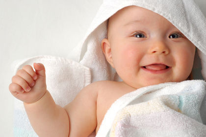 Ngại tắm cho trẻ. Nhiều bậc cha mẹ rất ngại việc tắm cho trẻ vì cho rằng việc tắm sẽ khiến bé dễ bị cảm lạnh và ốm. Tuy nhiên, việc tắm cho trẻ là rất cần thiết. Vì trẻ mới sinh liên tục bong các lớp niêm mạc cũ tiếp xúc với dịch ối khi bé còn trong bụng mẹ, nên việc tắm rửa sẽ đem lại cho bé cảm giác sạch sẽ dễ chịu. Khi trẻ ốm bệnh vẫn nên lau rửa thay quần áo cho bé.