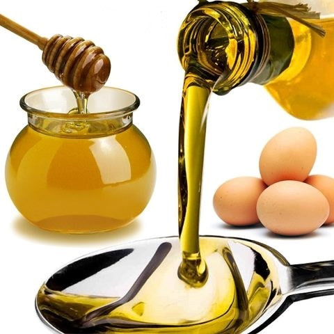 Mặt nạ lòng đỏ trứng và dầu ô liu. Với thành phần dưỡng chất giàu protein, vitamin và axit béo siêu nuôi dưỡng, lòng đỏ trứng không chỉ làm cho tóc bạn thêm mềm mại, bóng mượt và khỏe mạnh mà còn giúp tóc mọc dài hơn, nhanh hơn.