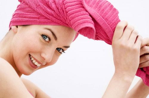 Để tận dụng được tất cả các lợi ích của lòng đỏ trứng nói trên, bạn chỉ việc trộn 2 lòng đỏ với 2 muỗng canh dầu ô liu, pha loãng hỗn hợp bằng cách thêm 1/3 đến 1/2 cốc nước và sau đó nhẹ nhàng massage mặt nạ này lên da đầu. Bạn để nguyên trong 15 đến 20 phút để tóc và da đầu hấp thụ tất cả các chất dinh dưỡng cần thiết và sau đó gội sạch lại.