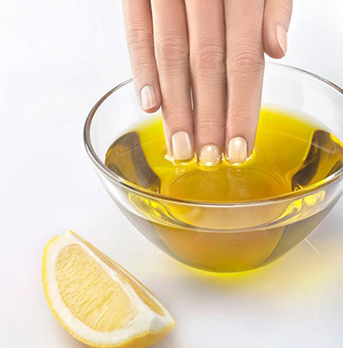 Mặt nạ dầu dừa và nước chanh. Ngoài việc giúp tăng cường độ chắc khỏe cho mái tóc, loại mặt nạ này còn giúp khắc phục tình trạng gàu gây ngứa da đầu. Công thức vô cùng đơn giản: chỉ cần trộn một phần nước chanh với hai phần dầu dừa và xoa bóp lên da đầu. Bạn để nguyên mặt nạ trên tóc trong ít nhất 4 giờ và tốt nhất là để qua đêm rồi nhẹ nhàng gội sạch với nước lạnh vào sáng hôm sau.