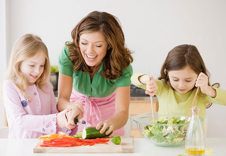 Dạy trẻ lối sống hòa đồng. Trước hết cần dạy trẻ cách cư xử hài hòa với bố mẹ, anh chị em trong gia đình. Luôn biết yêu thương, có tinh thần tương thân tương ái. Tập cho trẻ cách tiếp xúc với nhiều người có độ tuổi, giới tính, tính cách, ngành nghề, địa vị khác nhau để trẻ học cách cư xử hài hòa với mọi người.