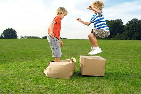 Tình bạn đóng vai trò quan trọng trong việc nuôi dưỡng tính cách vui vẻ cởi mở ở trẻ. Vì vậy các bậc phụ huynh cần khích lệ, cổ vũ trẻ chơi đùa với bạn, đặc biệt là bạn cùng trang lứa để trẻ tìm thấy niềm vui cũng như học được cách sống chan hòa với mọi người.