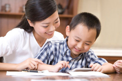 Hạn chế trẻ tham lam vật chất. Cho trẻ sở hữu quá nhiều thứ dễ hình thành suy nghĩ sai lầm ở trẻ: Thành công và hạnh phúc thật đơn giản. Từ đó trẻ sẽ lười biếng, ỷ lại vào người khác, luôn có cảm giác không được thỏa mãn về mặt vật chất, rồi sinh ra tâm lý tham lam, không biết chia sẻ với mọi người.