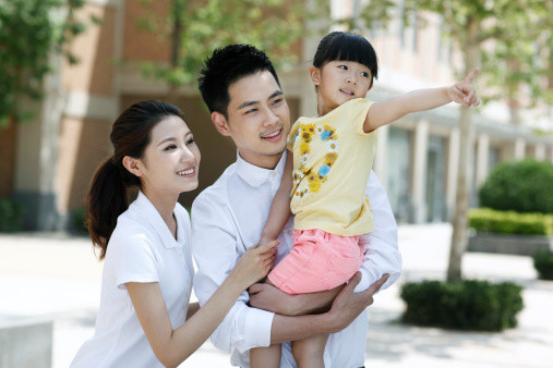 Làm được điều này, trước tiên bố mẹ cần thể hiện cho trẻ thấy sự hài hòa, tôn trọng ngay trong chính ngôi nhà của mình, là tấm gương để trẻ học tập và noi theo.