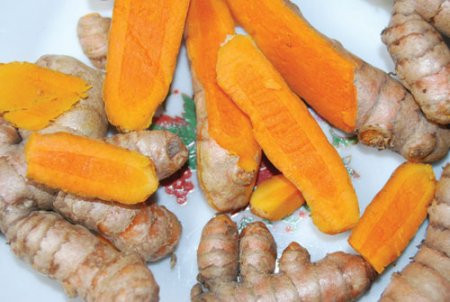 Nghệ tươi: Kinh nghiệm dân gian cho thấy nghệ tươi cũng có tác dụng hạn chế tình trạng của sẹo. Nghệ tươi giã nhỏ hoặc có thể trộn với mật ong, đắp lên sẹo mụn đã khép miệng, để qua đêm và rửa sạch vào sáng hôm sau.