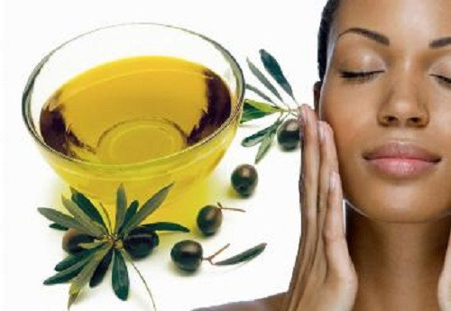 Dầu ô liu. Dầu ô liu không chỉ làm mềm mịn da mà còn là thần dược khắc chế sẹo mụn. Các dưỡng chất trong dầu ô liu làm các vết sẹo mụn mờ dần và biến mất nhanh chóng. Cách thực hiện: Bạn dùng bông tăm thấm dầu ô liu và bôi lên những vết sẹo mụn, massage nhẹ nhàng, để khoảng 15 phút, sau đó rửa sạch bằng nước ấm.