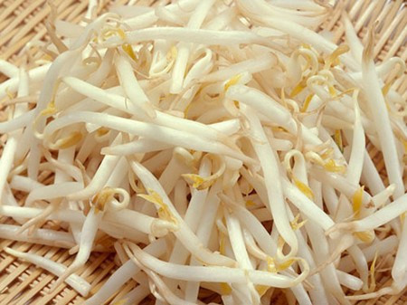 Để làm được điều này, bạn chỉ việc chọn giá đỗ loại thân mập mọng nước. Xay nhuyễn lấy nước rồi thoa lên vùng da bị nám, để trong 15 phút rồi rửa sạch bằng nước mát. Đây là loại rau khá lành tính nên bạn có thể thực hiện hằng ngày.