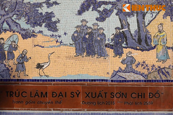 Ảnh phục chế bức danh họa nổi tiếng Trúc lâm Đại sỹ xuất sơn chi đồ được chế tác bằng gốm tại chùa Hoằng Phúc.
