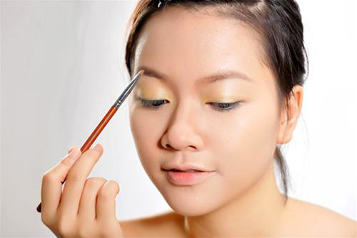 Chọn tông màu nhẹ cho bầu mắt. Gam màu nhạt như màu nude hoặc pastel là lựa chọn phù hợp với cô nàng có đôi mắt nhỏ. Gam màu nhạt hài hòa với màu da sẽ giúp đôi mắt trở nên tươi sáng, rạng rỡ hơn.