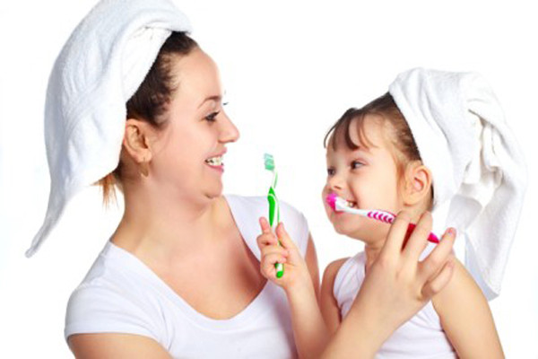 Vệ sinh răng miệng kém cũng có thể dẫn đến bệnh tim, đau tim, đột quỵ và bệnh tiểu đường, tất cả đều có liên quan đến mất thính lực. Vậy nên, những ai đeo răng giả, thính giác của họ sẽ tốt hơn. Nhưng nếu lấy chúng ra sẽ ảnh hưởng đến sự liên kết của xương hàm rất có thể gây ra điếc dẫn truyền.