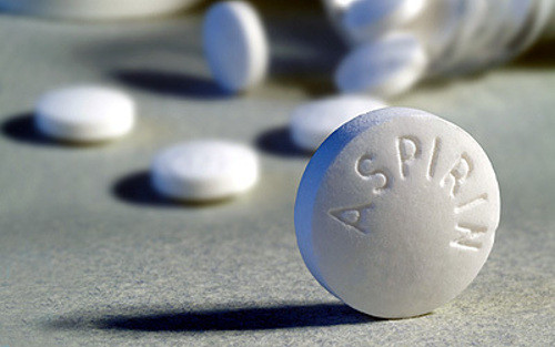 Aspirin. Lấy 5 viên aspirin giã nhuyễn, trộn với một muỗng rưỡi nước chanh tươi và một muỗng nước lọc. Bôi hỗn hợp này lên phần bị chai, phủ lớp khăn đã nhúng nước ấm để trong 10 phút. Sau đó dùng đá bọt nhẹ nhàng rửa hết lớp tế bào chết.