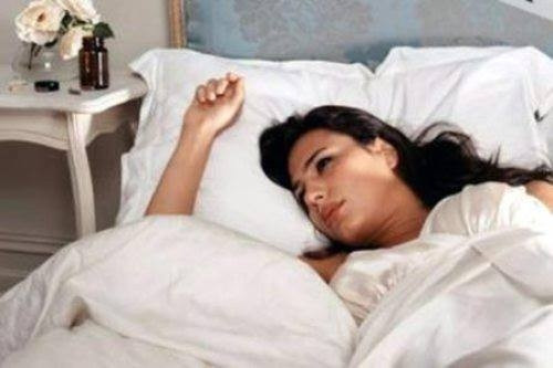 70 đến 90 phút sau khi bạn đi vào giấc ngủ, bạn sẽ có giấc ngủ REM, mất khoảng 20 % thời gian bạn ngủ trong giai đoạn này. Trong giai đoạn giao chuyển, chúng ta sẽ mở mắt và lại nhắm mắt để thực hiện tiếp giai đoạn khác.