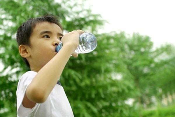 Uống đủ nước mỗi ngày. Không chỉ giúp bé điều hòa các chất trong cơ thể mà còn giúp kiểm soát năng lượng một cách hiệu quả. Hơn nữa, nước cũng có trong đệm cột sống đến 90% và trẻ uống đủ nước mỗi ngày sẽ đạt được chiều cao tối ưu bằng cách giúp cơ thể loại bỏ được độc tố ra ngoài.