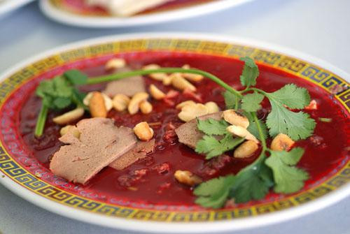 Tiết canh. Món ăn từ máu động vật không cần quá đun nấu này không phải ai cũng ăn được.Và chắc chắn người nước ngoài nhìn thấy đều sợ chết khiếp.