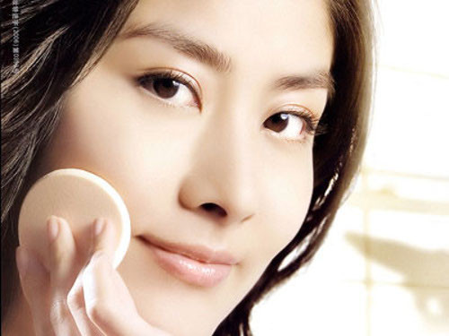 Có thể sử dụng phấn nền sau khi đã dùng kem lót. Nên sử dụng phấn nền có màu sáng hơn so với làn da thật của mình. Chú ý chọn phấn nền dạng nước vì phấn nền dạng nước sẽ không chặn lỗ chân lông, do đó sẽ không gây ra mụn trứng cá và các nhược điểm khó chịu khác khi trang điểm.