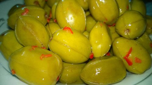 Cóc ngâm mắm. Muốn cho món cóc ngâm mắm này ngon, cần có thêm một chút tôm khô, đường và ớt. Cóc gọt vỏ, rửa sạch, bào mỏng, thái sợi, trộn nước mắm, đường, 1/2 ớt. Trộn cóc, tôm khô vào hỗn hợp nước mắm sau khi đường tan.