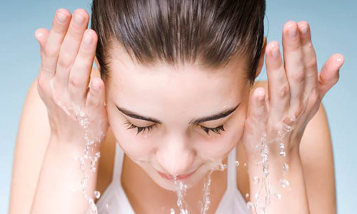 Thứ hai: Buổi sáng ngủ dậy chỉ cần rửa mặt bằng nước sạch là được, không cần phải dùng tới sữa rửa mặt vì tối hôm trước bạn đã rửa bằng sữa rửa mặt rồi. Buổi sáng khi ngủ dậy, đặc biệt là mùa hè, trên da bạn sẽ xuất hiện rất nhiều mồ hôi và các chất cặn bã được thoát qua tuyến mồ hôi. Ngoài ra, thói quen ôm gối ngủ và sự tiếp xúc giữa da mặt và chăn gối có chứa bụi sẽ làm cho da của bạn bị bẩn hơn. Nếu bạn chỉ đơn giản là dùng nước sạch để rửa mặt thì sẽ không thể làm sạch da mặt. Đó chính là lý do khiến da thường xuyên xuất hiện mụn hoặc bị dị ứng. Phương pháp đúng chính là bạn sử dụng những loại sản phẩm giúp làm sạch da mặt và cung cấp độ ẩm cho làn da của mình.